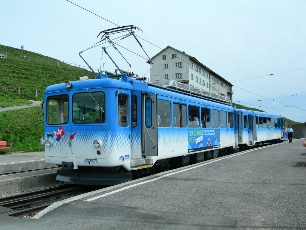 The  Blue  Train is coming from Arth Goldau on the Rigi Kulm Summit.
25.05.2007