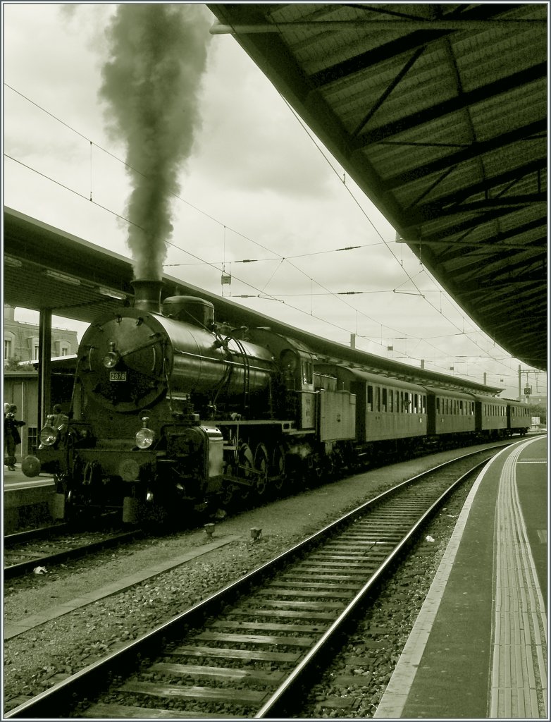 The C 5/6 2978 with his historic train is about to leave Lausanne.
02.09.12 
