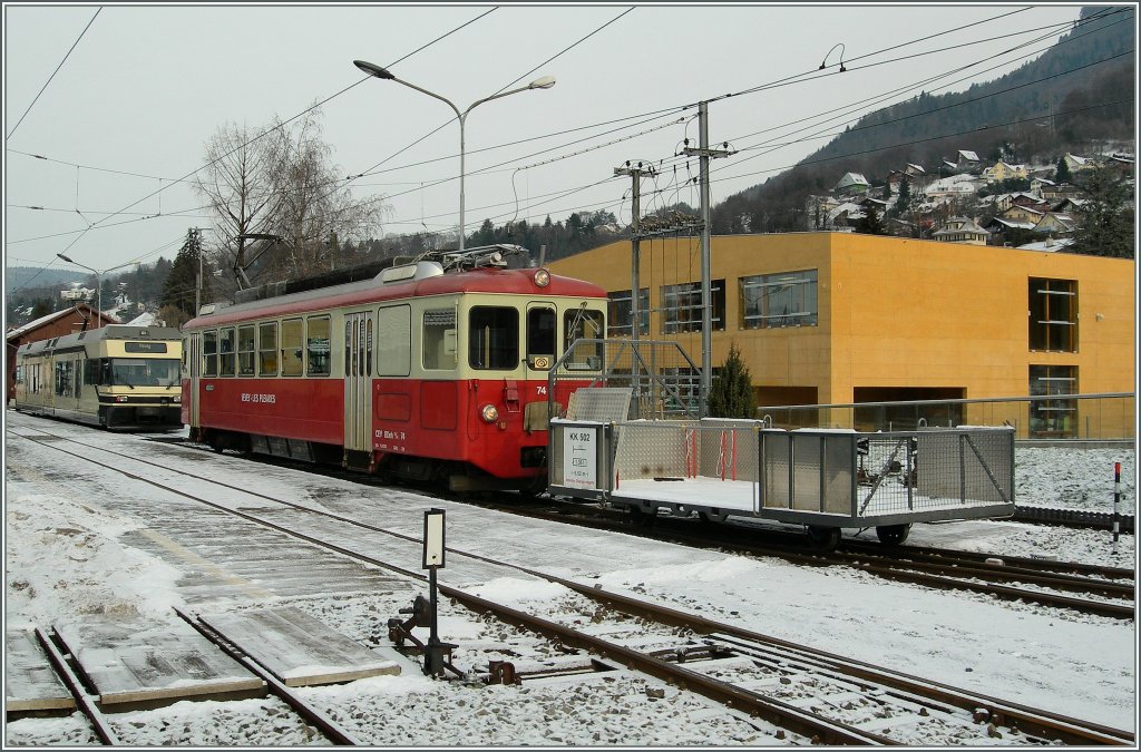 The CEV BDeh 2/4 N 74 and the cargo wagon KK 505 is ready for the departure on the les Pleiades. 
15.12.2010