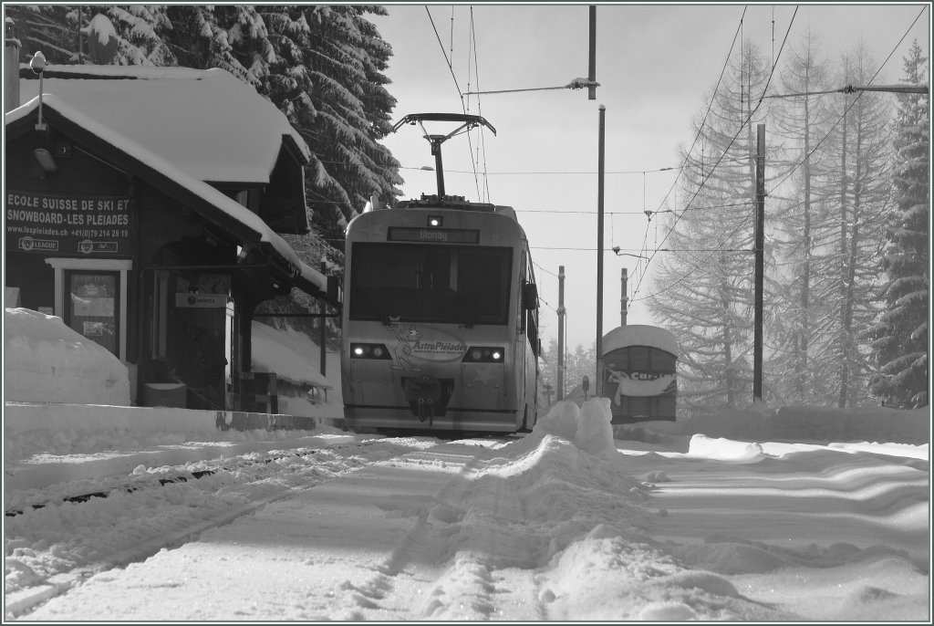 The CEV Be 2/2 N 72 by his stop on the summit station Les Pleiades. 
19.12.12