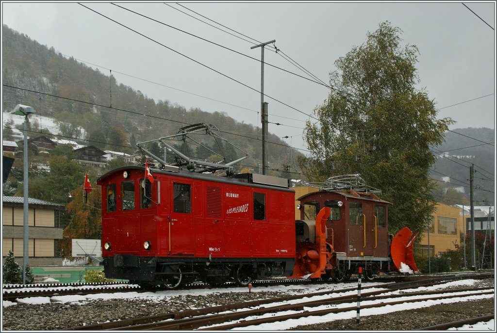 The CEV HGe 2/2 N 1 and the Xrot 91 in Blonay. 28.10.2012