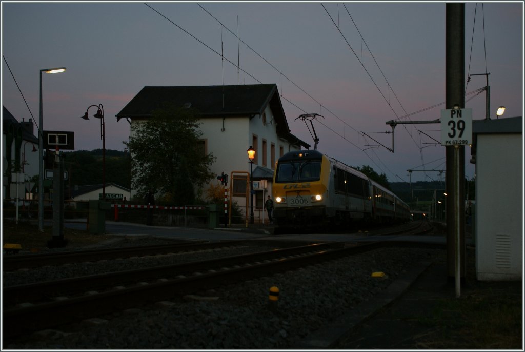 The CFL 3005 with his IR 122 to Liers in the last daylight in Wilverwiltz. 14.05.2013