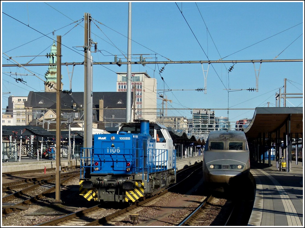 The CFL Cargo shunter engine 1106 is running through the station of Luxembourg City on January 16th, 2012.