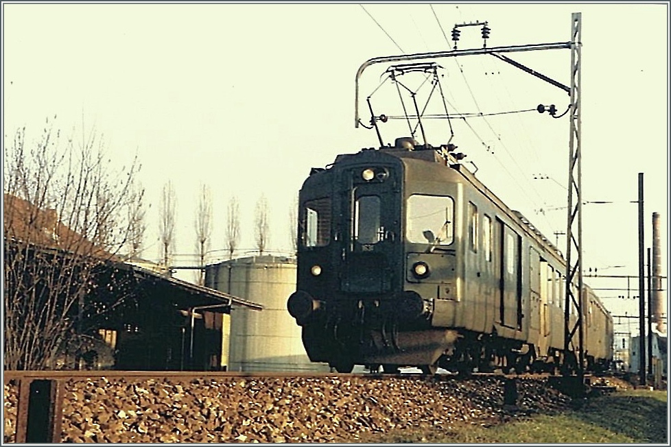 The classic local train on the second SBB lines in die the 80ste: BDe 4/4, B and Bt. 
Here leaves a BDe 4/4 with a local train to Aarau the Zofingen Station.
03.03.1985
