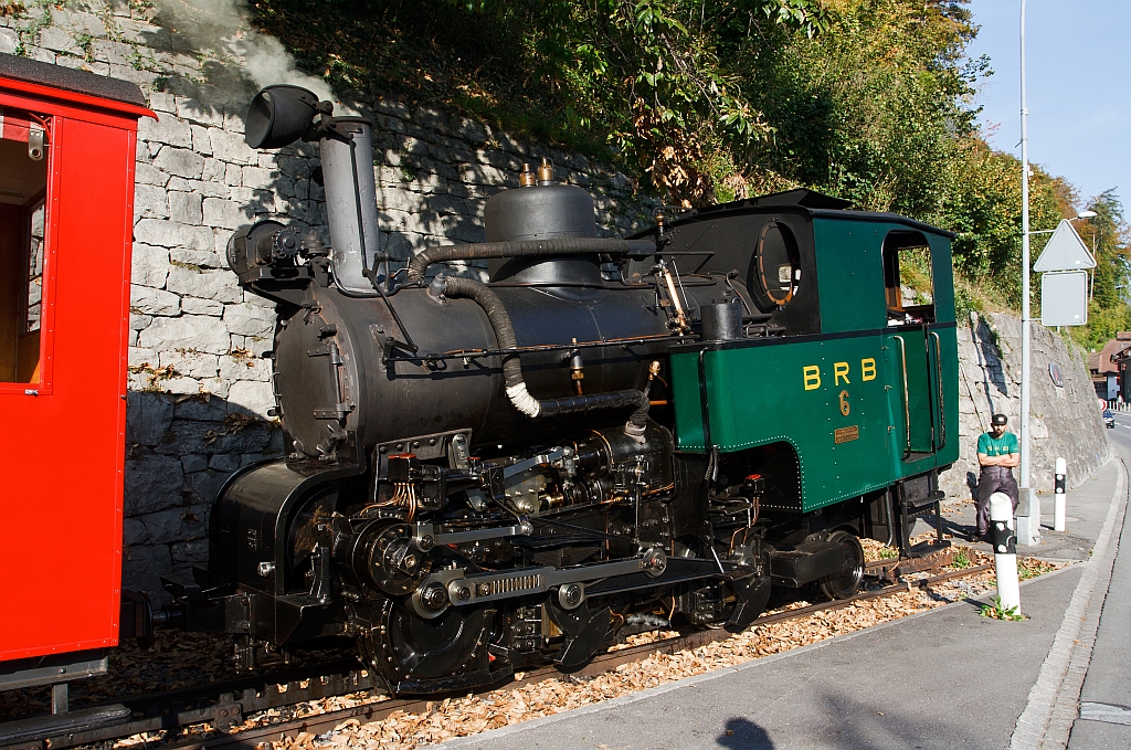 The coal-fired BRB 6 is on 30.09.2011 on the last meters track at BRB Station of Brienz. The H 2 / 3 Year 1933 (second generation) was the serial no. 3567 at the Swiss Locomotive and Machine Works (SLM), Winterthur built.