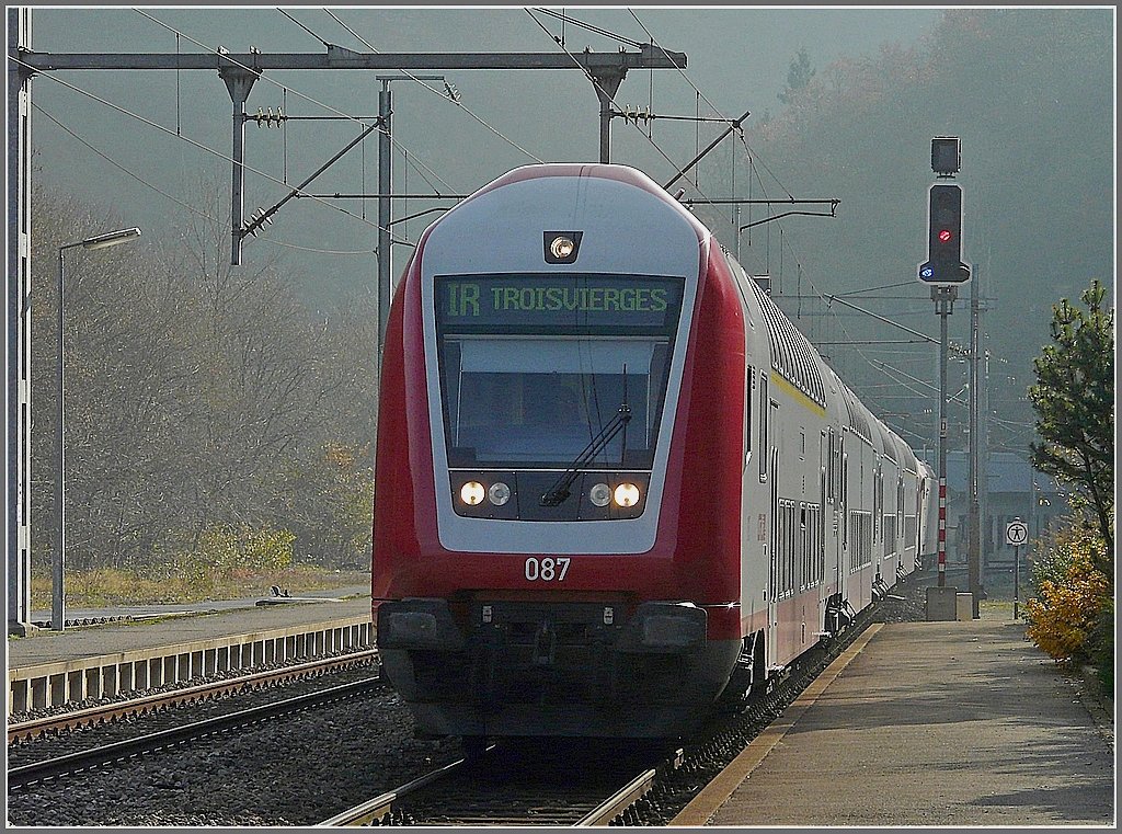 The control car 087 heading the push-pull train to Troisvierges is arriving at the station of Kautenbach on October 31th, 2009.