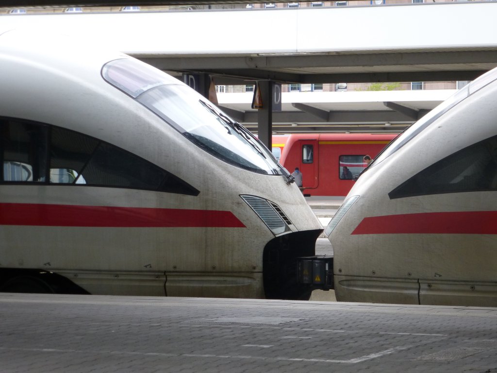 The couplings between two ICEs.
The photo was taken on May 23rd 2013 in Munich main station.