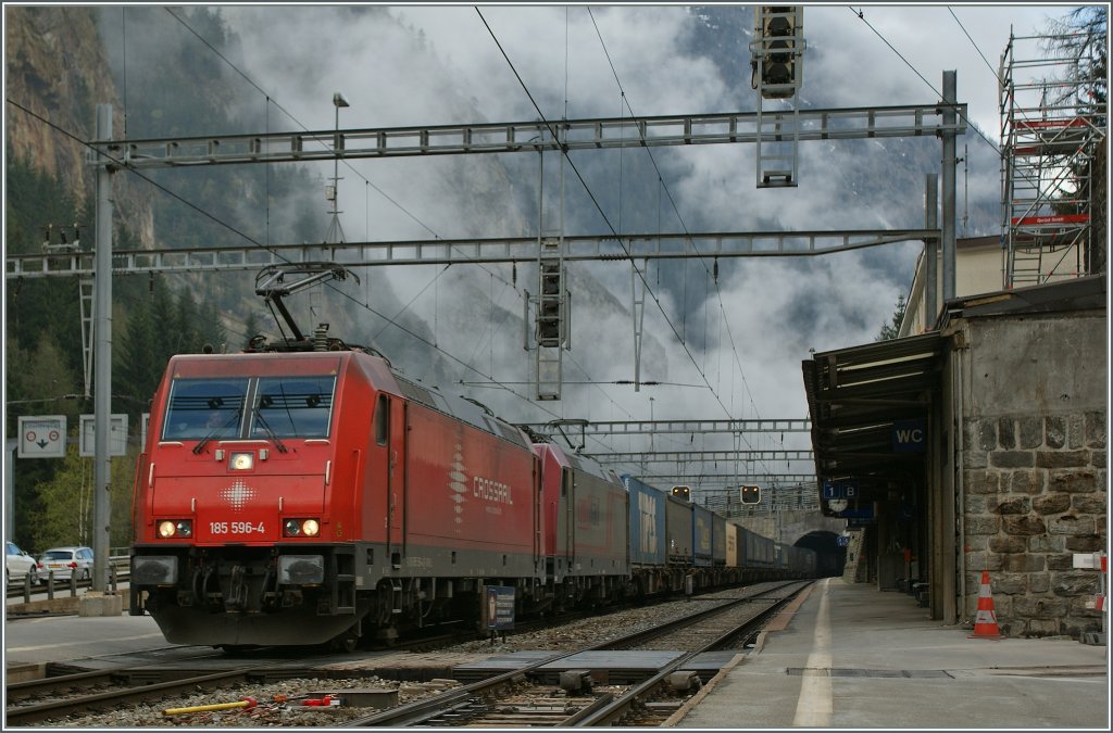 The Crossrail 185 596-4 and an other one in Goppenstein.
04.05.2013
.