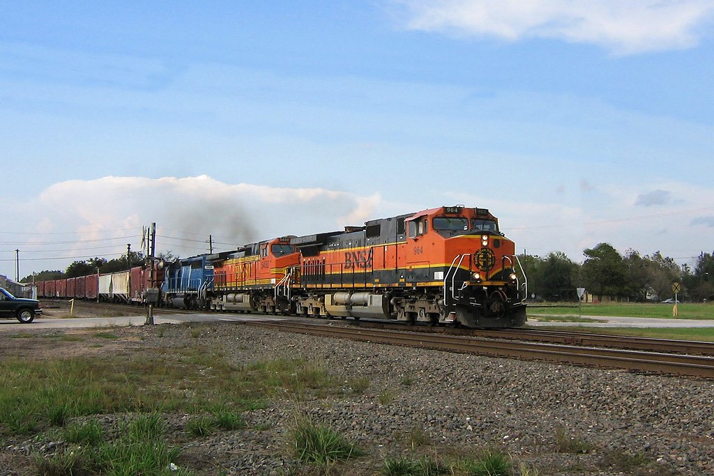 The Dash 9 of the BNSF (964 and 5450) and the CEFX engine 3423 with a mixed freight train in Sealy (Texas). 21.11.2007.