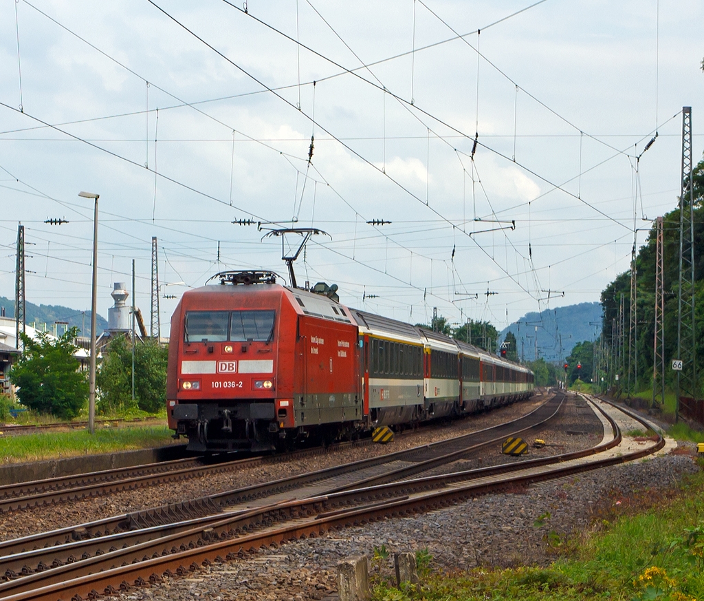 The DB 101 036-2 pulls an EC (with SBB sets) on 04.07.2012 just before the station Brohl, towards Cologne.