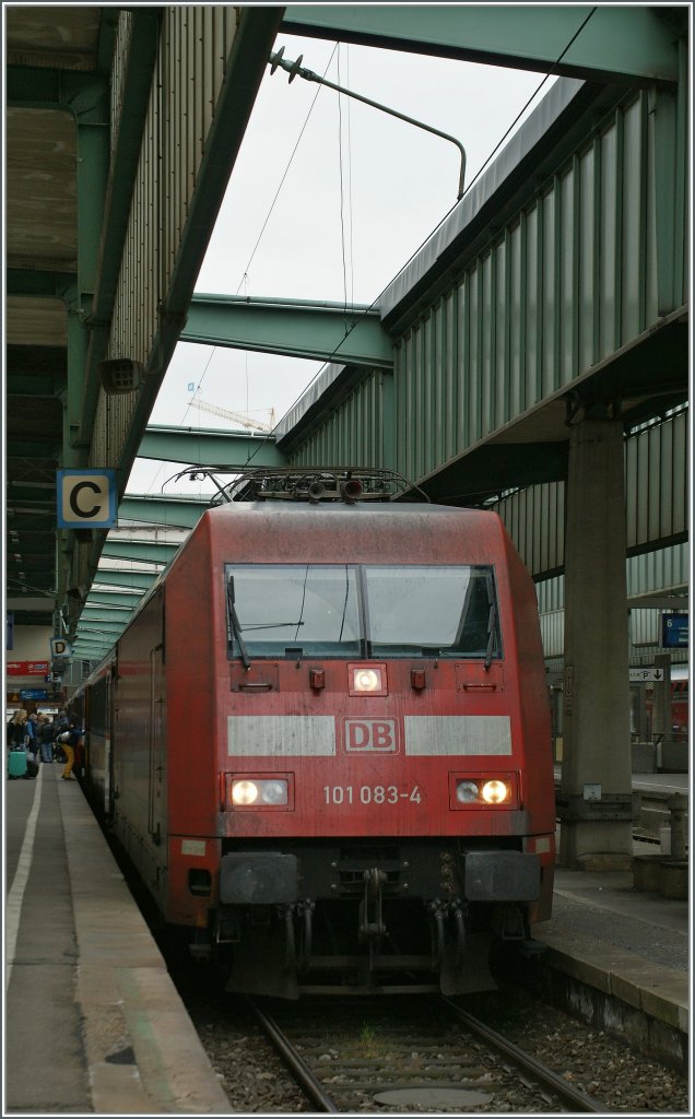 The DB 101 083-4 in Stuttgart Main Station.
31.03.2012 