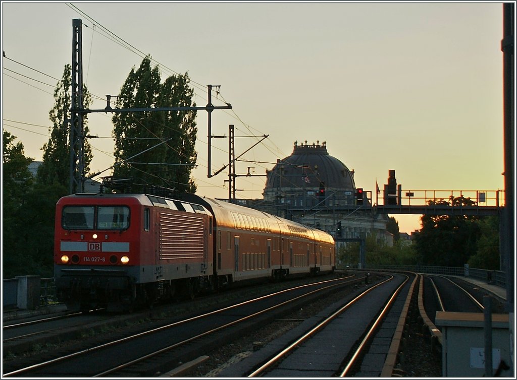 The DB 114 027-6 with a RE1 on the Statdbahn by the  Hackscher Markt .
16.09.2012