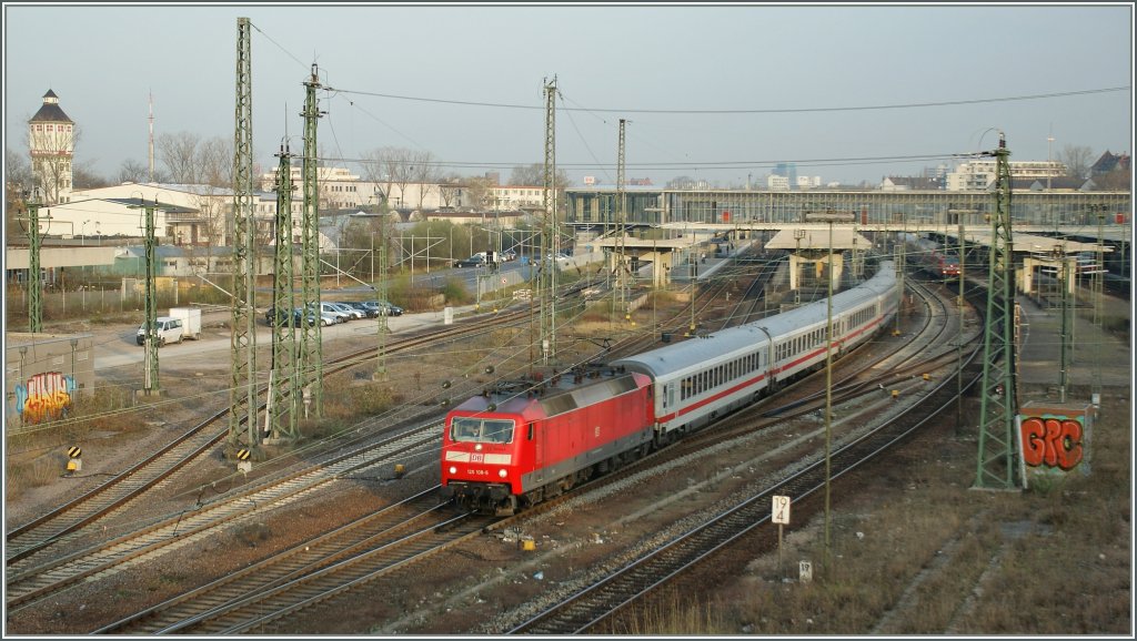 The DB 120 108-4 is leaving with an IC to Stuttgart the Heidelberg Main Station. 29.03.2012