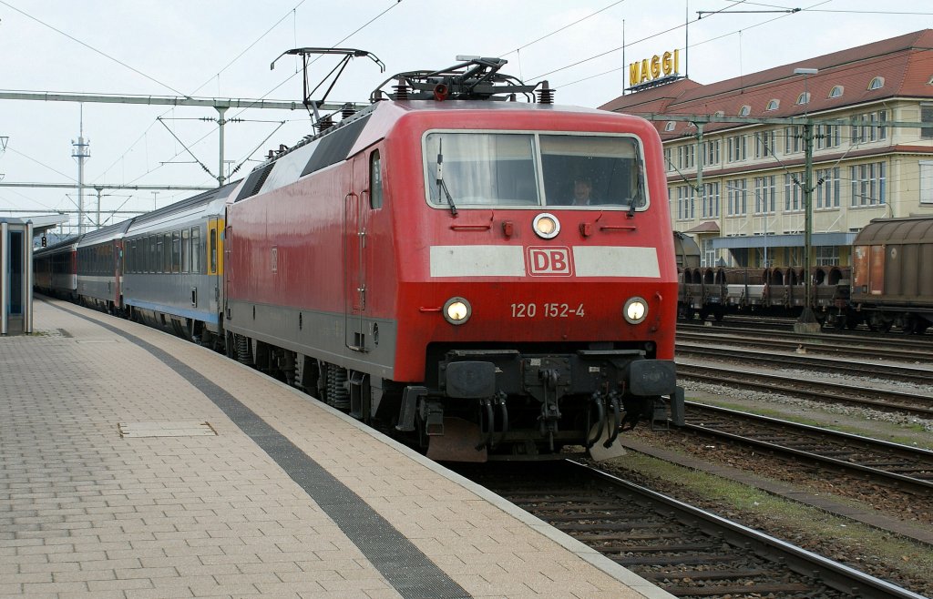 The DB 120 152-4 is leaving with his IC to Stuttgart in Singen
08.04.2010