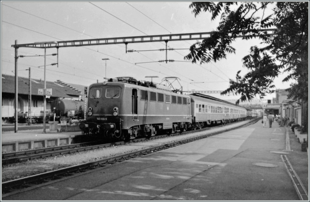 The DB 140 866-5 with a local train in Konstanz. 
16.06.1992