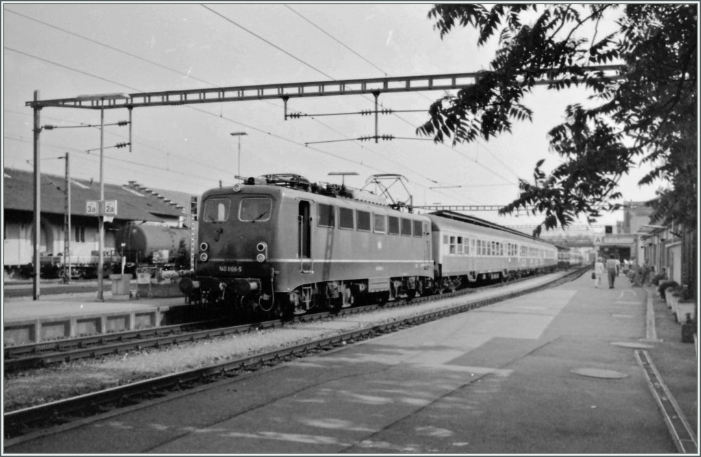 The DB 140 866-5 with a local train in Konstanz. 
16.06.1992