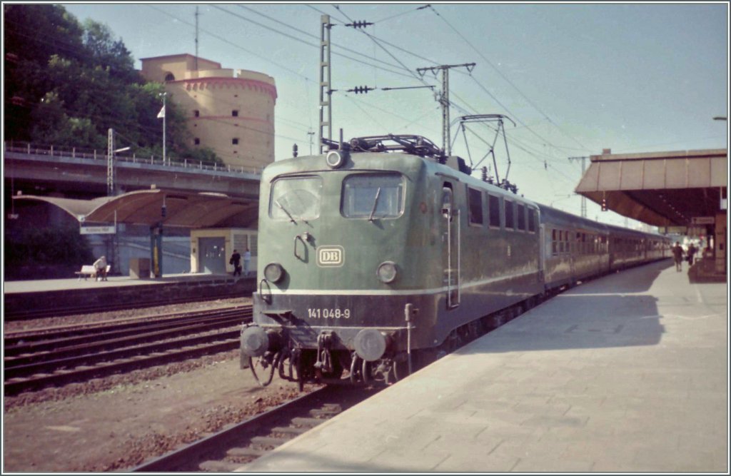 The DB 141 048-9 with a local train in Koblenz.
18.05.1992