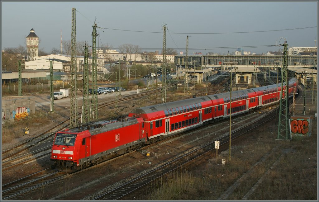 The DB  146 203-5 is leaving Heidelberg Main station with a RE to Stuttgart. 
29.03.2012