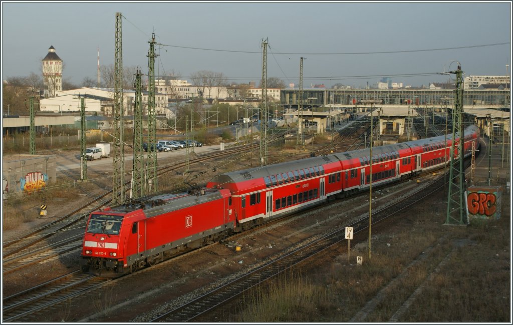 The DB  146 203-5 is leaving Heidelberg Main station with a RE to Stuttgart. 
29.03.2012