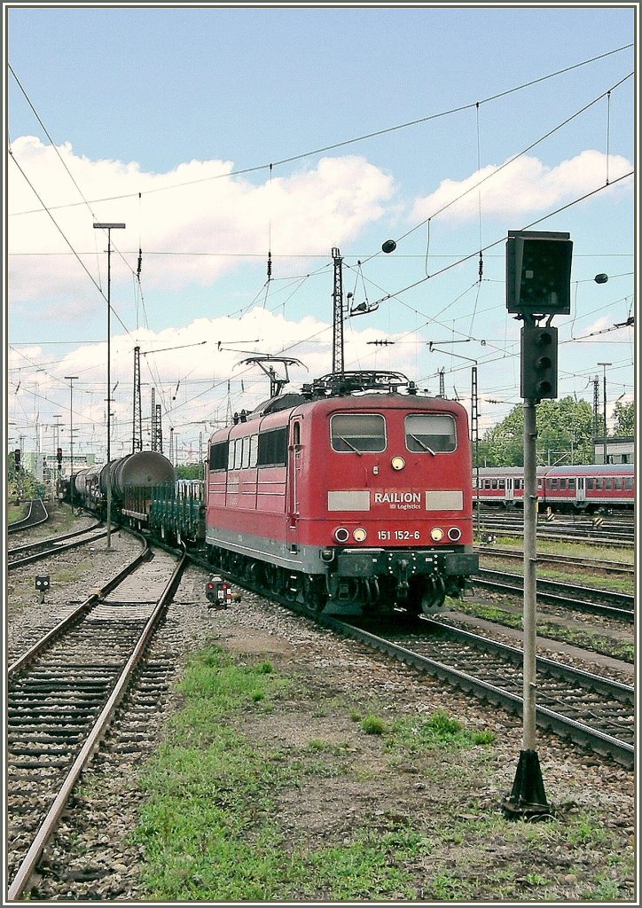 The DB 151 152-8 is arriving with a Cargo train in the Basel Bad Station. 
22.06.2007