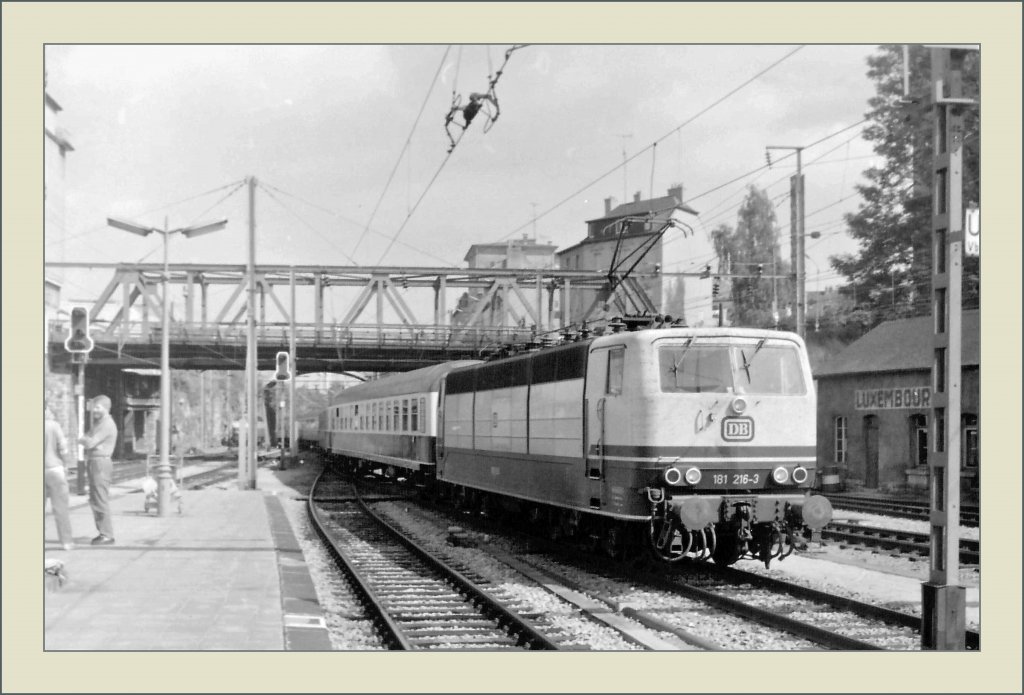 The DB 181 216-3 with his  D-Zug  is approaching Luxembourg's City Station. 
(summer 1987/scanned analog negative)