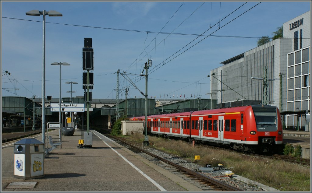 The DB 425 306-8 is leaving Stuttgart to Rottweil.
24.06.2012