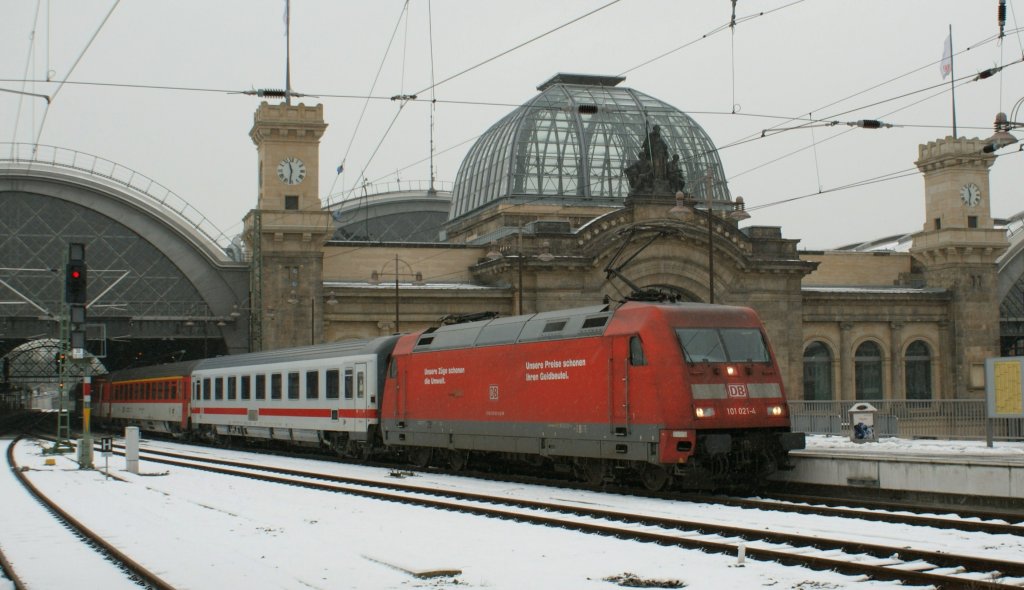 The DB E 101 021-4 with the EC Hamburg Berlin - Praha is arrived in Dresden.
24.11.2008