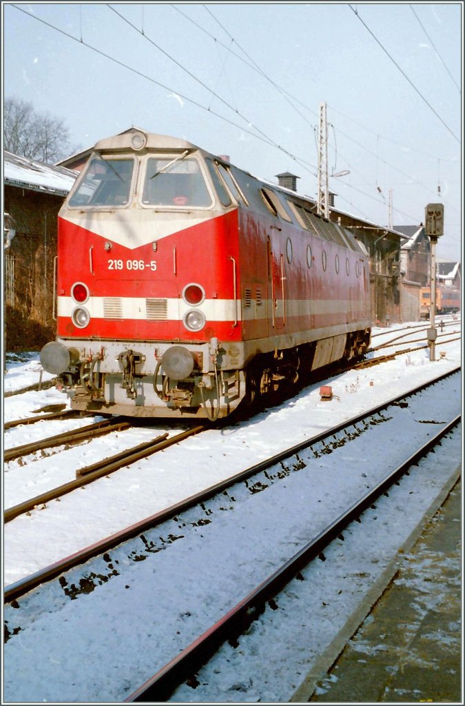 The DB (ex DR) 219 096-5 in Schwerin.
(09.02.1996/ scannend negative)