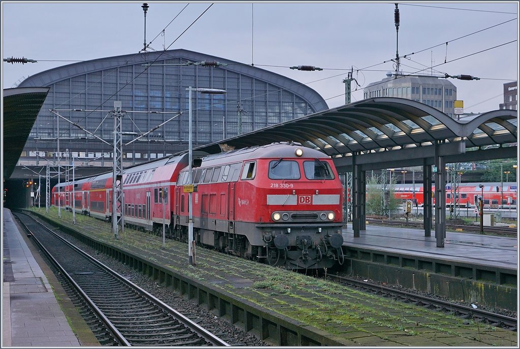 The DB V 218 330-9 wiht a RE to Puttgarden in Hamburg Main Station.
01.10.2017