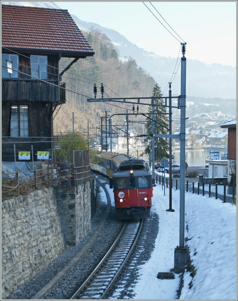 The De 4/4 110 022-1 is leaving Brienz Station. 
05.02.2011 