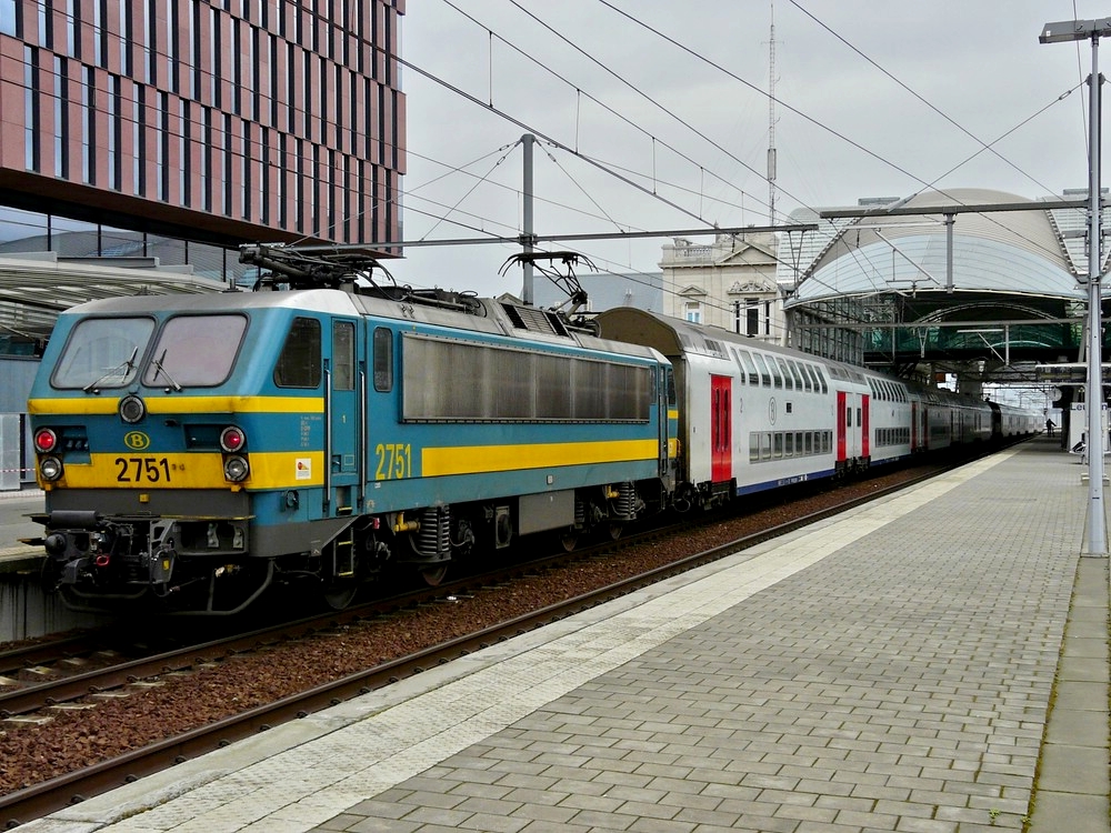 The double train to Blankenberge and Knokke is waiting in Louvain for the departure on March 9th, 2008. 