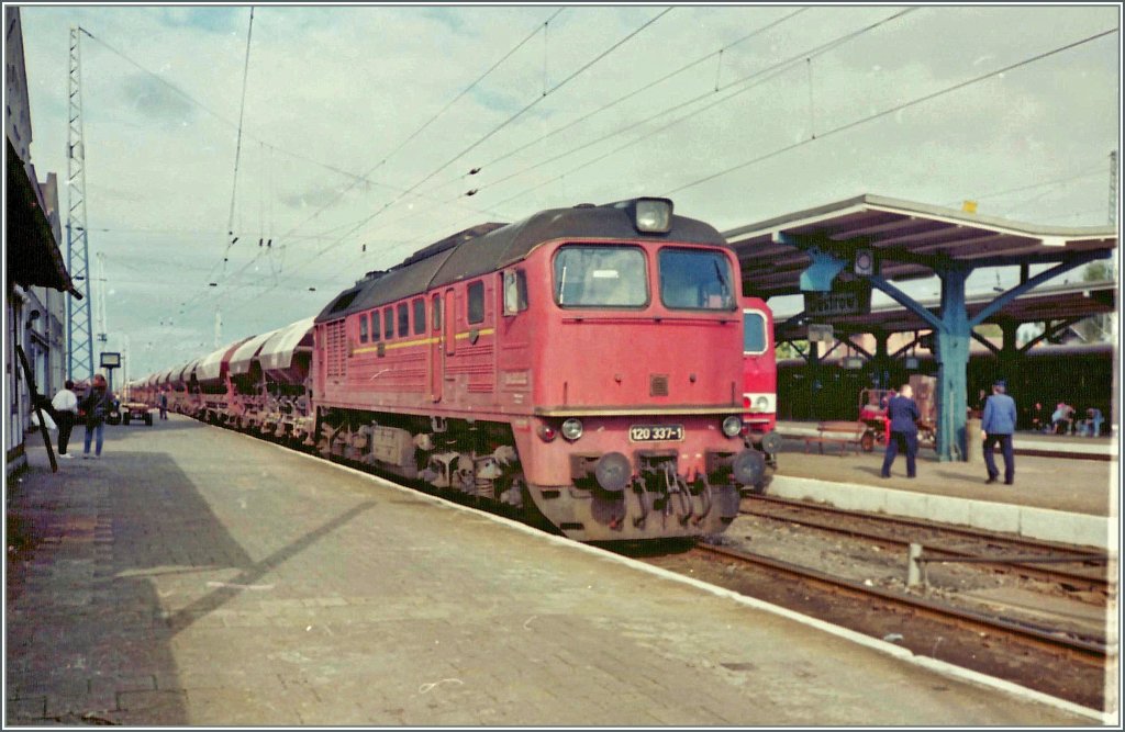 The DR 120 337-1 in Gstrow.
September 1990.