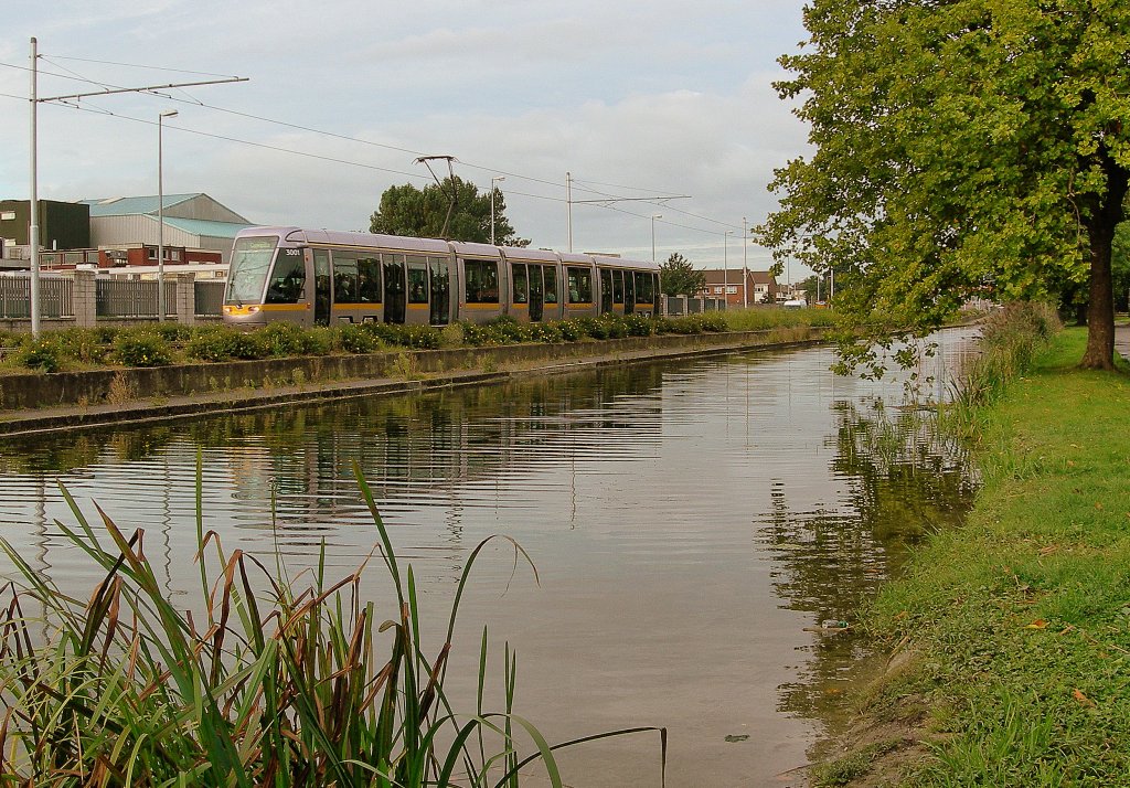 The Dublin's LUAS Red line by the Grand Canal.
18.09.2007 
