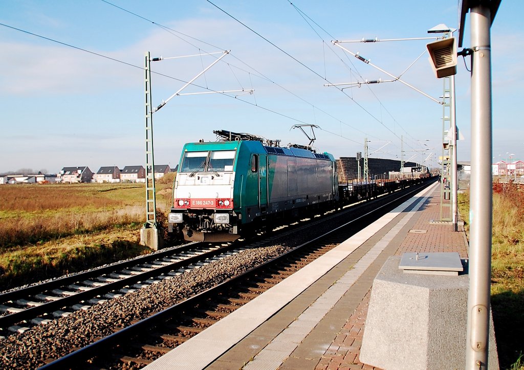 The E186 247-3 in duty for CFL Cargo rides here by the stoptrainstation Allerheiligen on its way southward. 29th Novembre 2011