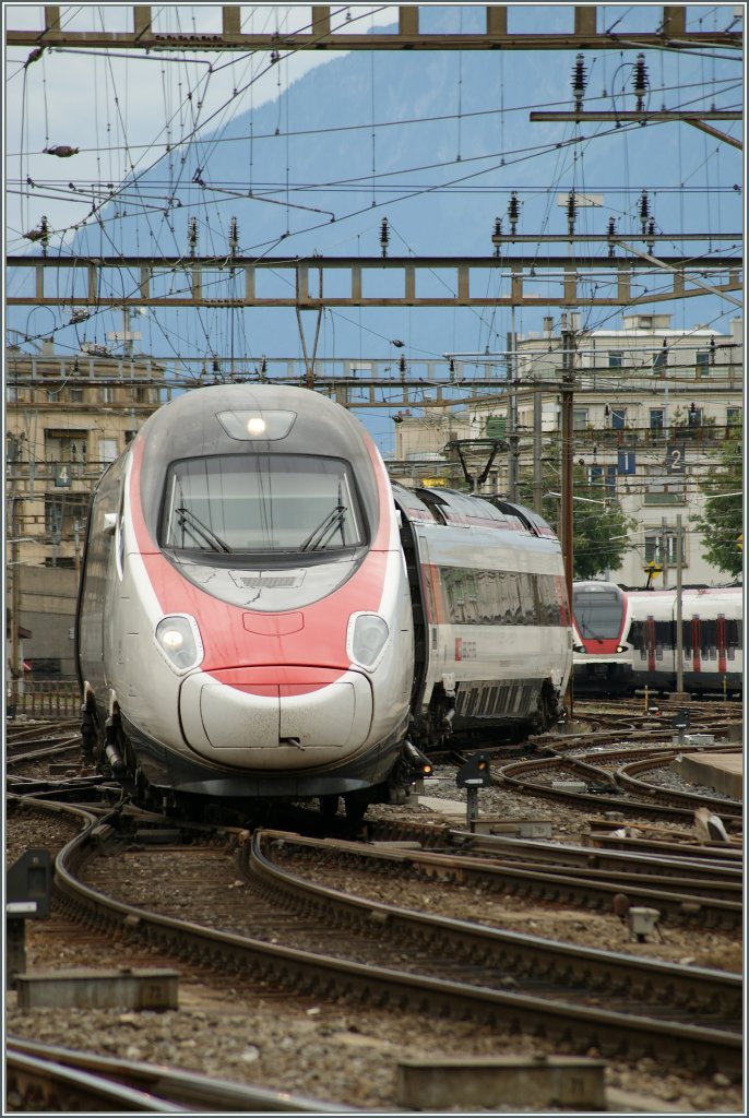 The EC 32 is arriving at Lausanne Station.
13.06.2011