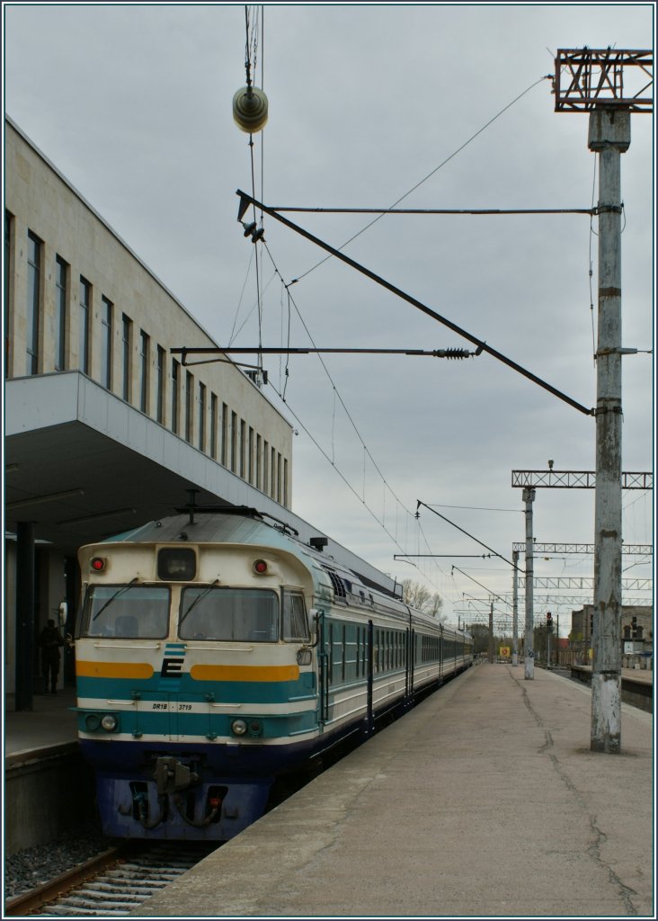 The Edelarautee DR1B-3719 (and an other one) wit the sunday Service n° 0012 to Tartu in Tallin.
06.05.2012