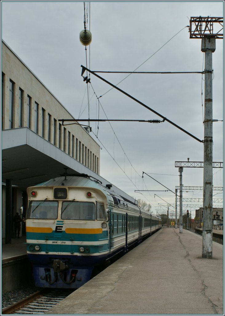 The Edelarautee DR1B-3719 (and an other one) wit the sunday Service n 0012 to Tartu in Tallin.
06.05.2012