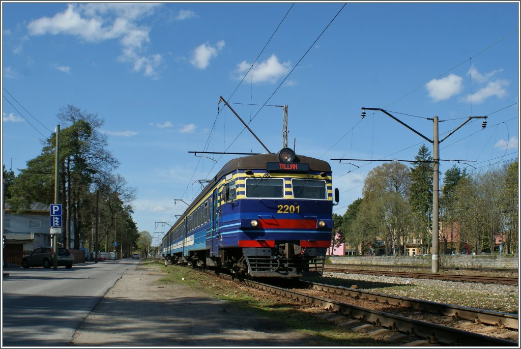 The Elektriraudtee 2201 to Tallinn is approaching Nömme.
09.05.2012