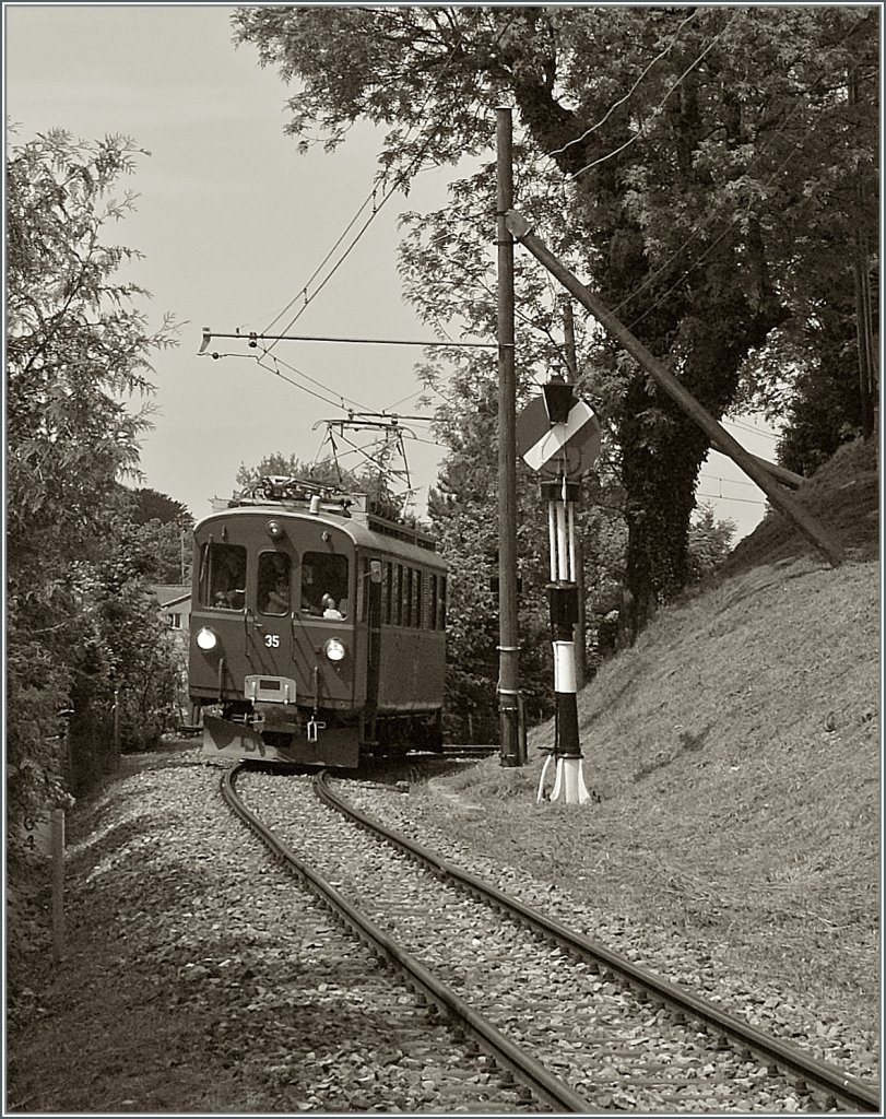 The (ex) RhB ABe 4/4 N 35 on the way to Chamby by Blonay.
20.05.2012