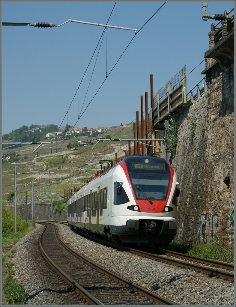 The Flirt 523 028 on the way to Villeneuve is arriving at St Saphorin.
26.04. 2011