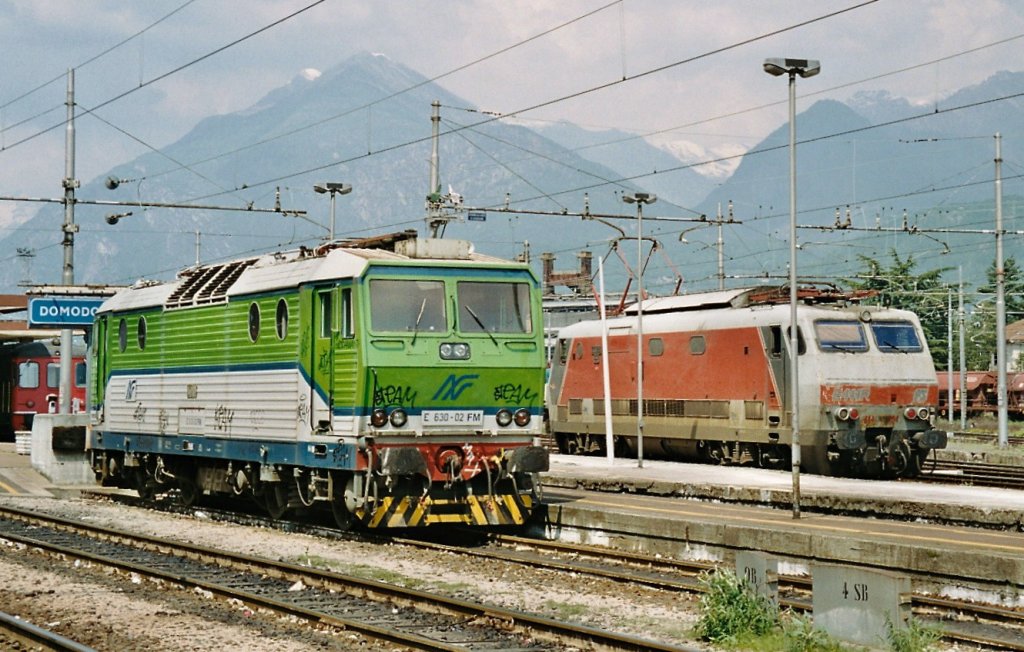 The FMN E 630-02 and the FS E 444 054 wait in Domodossola the next trains. 
16.05.2002