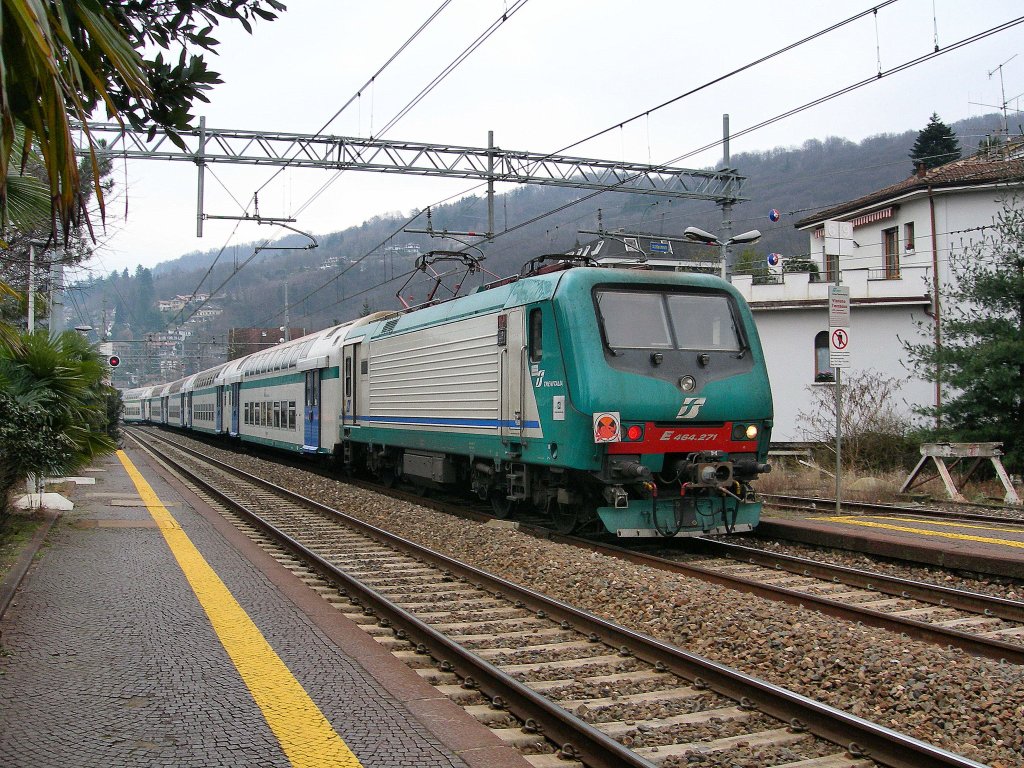 The FS 464 271 with a local Train to Domodossola . Very strong art the red and the yellow light on the front of the locomotive! 
06.02.2007