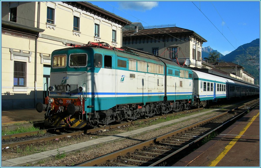 The FS 646 200 with a local train to Milano in Domodossola. 
30.08.2006 