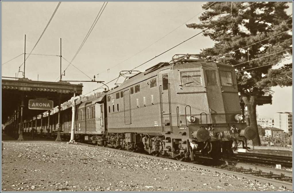 The Fs E 424 156 with a local train to Milano by the stop in Arona.
October 1985