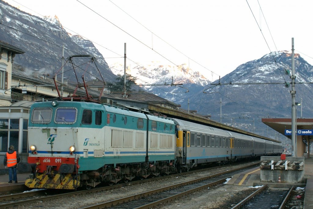 The FS E 656 takes over the CIS EC 35 to Milan in Domodossola. 
12.01.2009