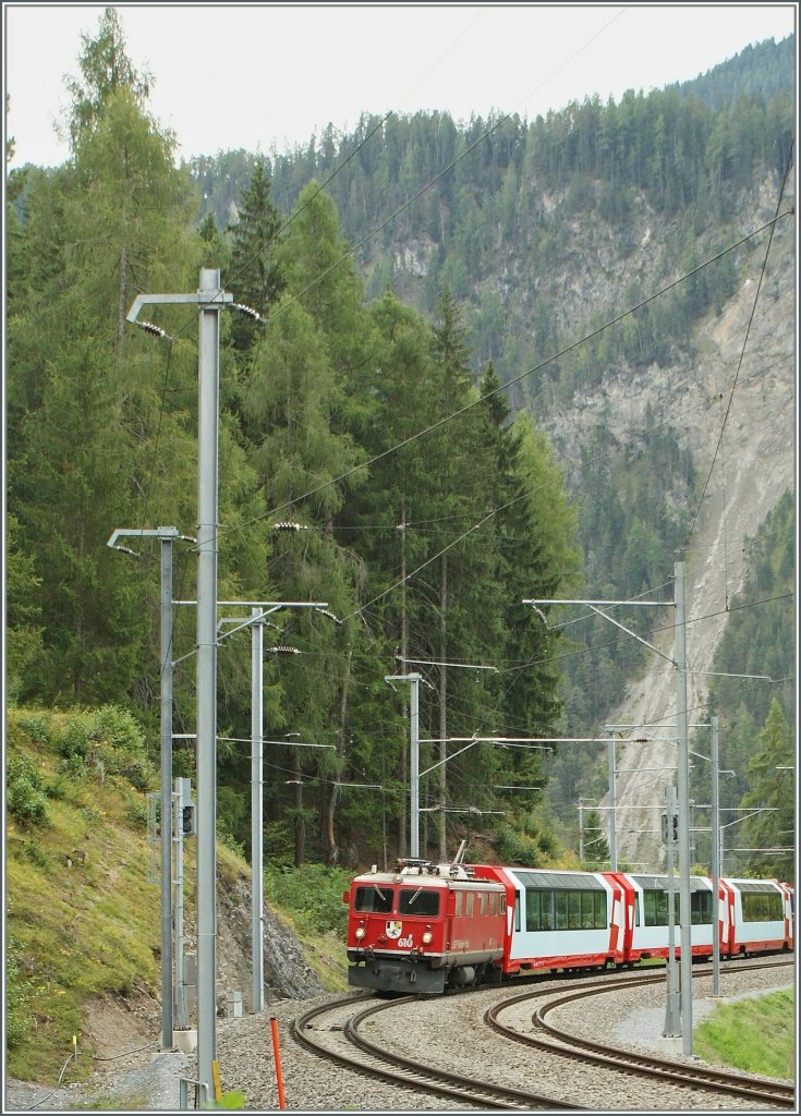 The Ge 4/4 I 610 with the Glacier Express Davos - Zermatt by Filisur. 
16.09.2009