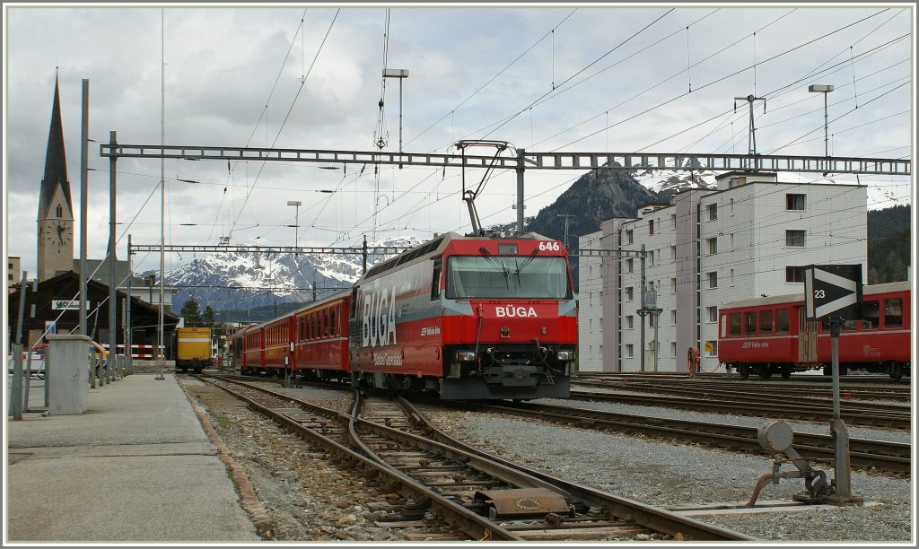 The Ge 4/4 III 646 is arriving with his local train Filisur - Davos in the Davos. 
11.05.2010