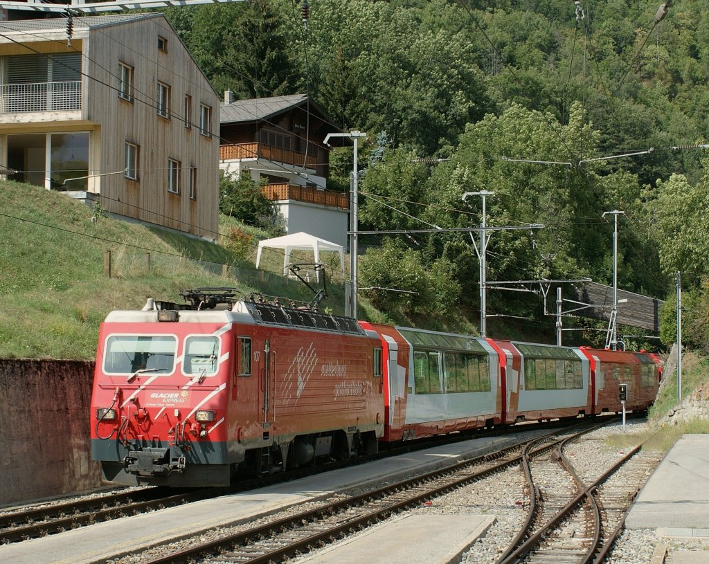 The  Glacier Express  is arriving at Fiesch. 
28.08.2009