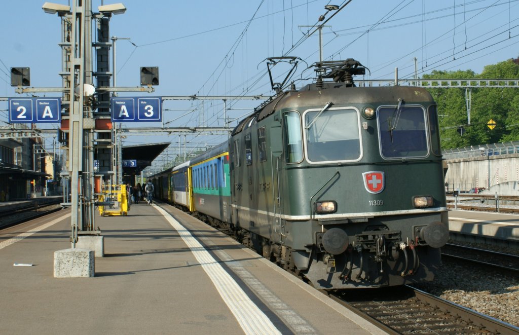 The green SB Re 4/4 II 11309 with a RE To Lausanne in Morges. 
01.05.2009