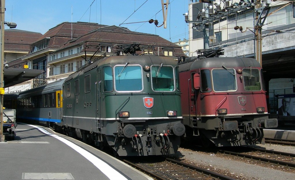 The green SBB Re 4/4 II 1161 wiht a CIS EC to Milan in Lausanne. On the right: the SBB Re 6/6 11625.
05.05.2008